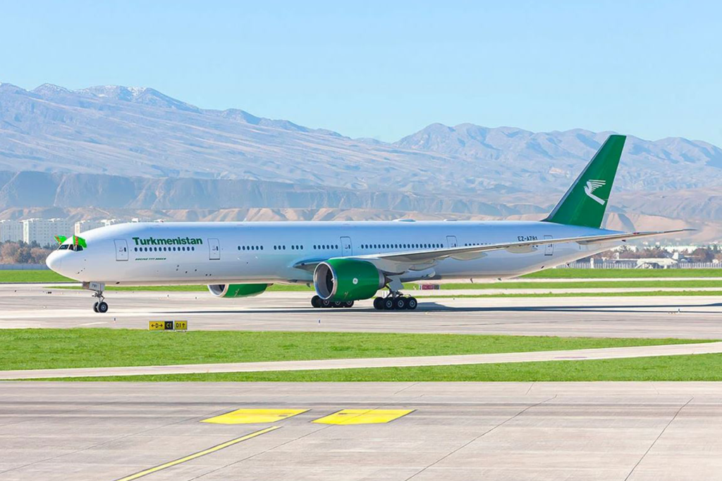 El primer Boeing 777-300ER de Turkmenistán Airlines ha llegado ya a Turkmenbashi pintado con los colores de la aerolínea. Foto: Turkmenistán Airlines