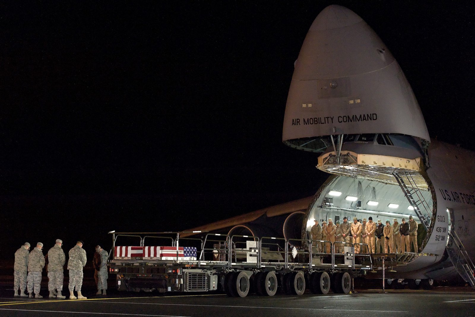 La llegada a Dover se realiza principalmente con los C-5M Super Galaxy y los C-17 Globemaster III. Foto: Roland Balik / USAF