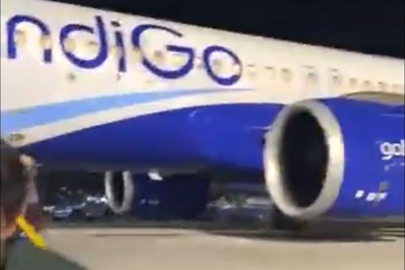 Los pasajeros del A320 de IndiGo cenaron en la plataforma junto a su avión