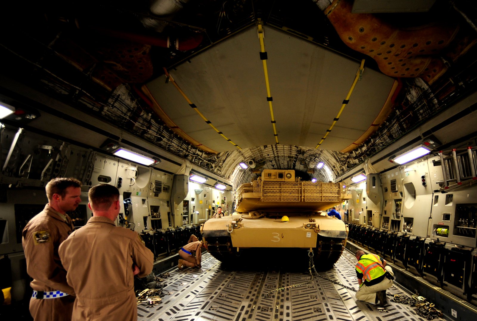 Debido a su peso, el M1A1 Abrams es colocado siempre en el centro del avión y las sujeciones son revisadas durante todo el vuelo. Foto: Sgt. Andy M. Kin