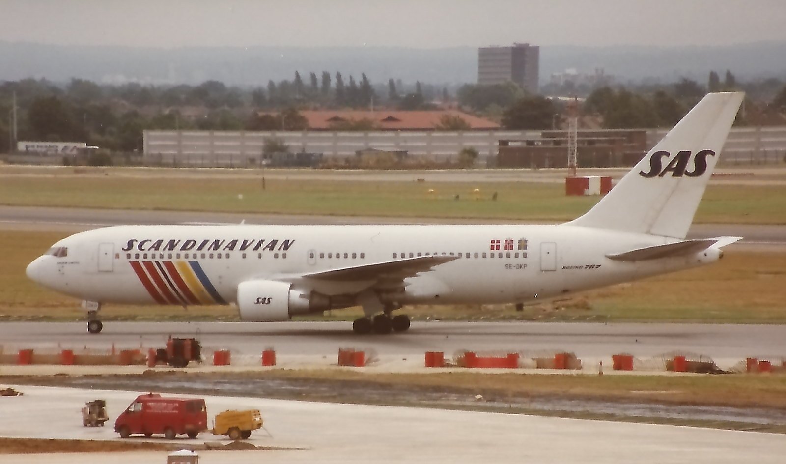 SAS fue el primer operador de este avión, bajo la matrícula SE-DKP. En la foto lo vemos en Heathrow en julio de 1993, en uno de sus últimos vuelos para esta aerolínea. Foto: Simon Butler.