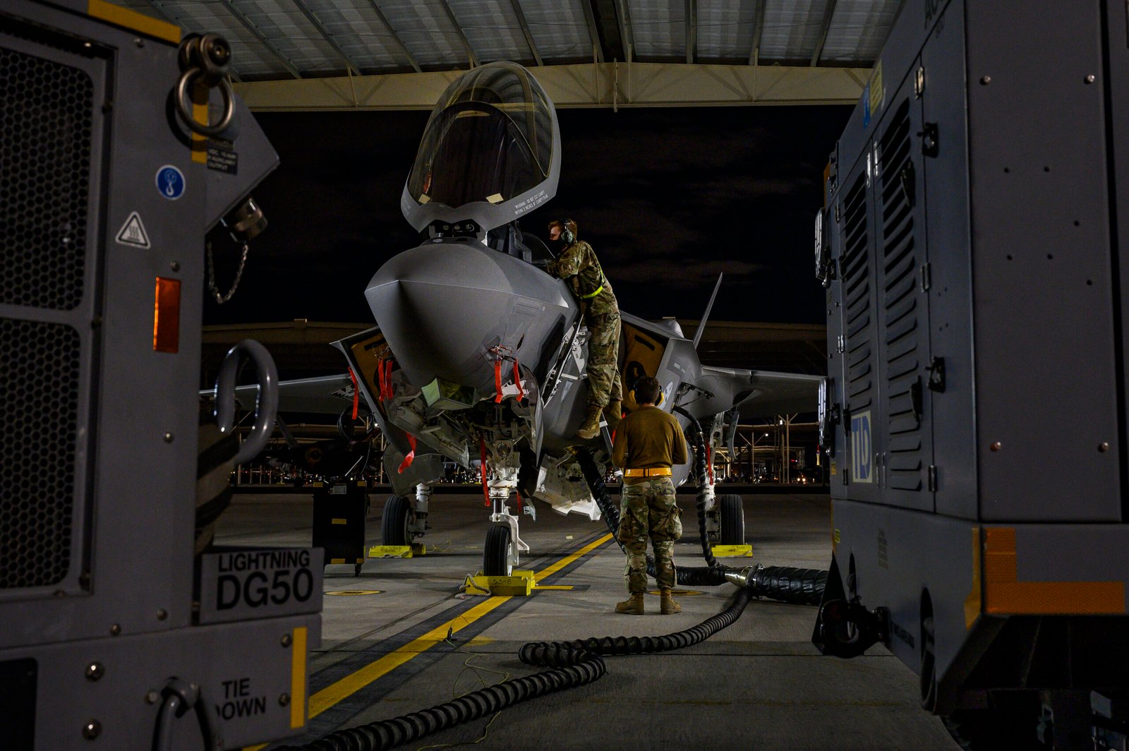 Mantenimiento en un F-35A de la USAF. Foto: Sgt. Alexandre Montes