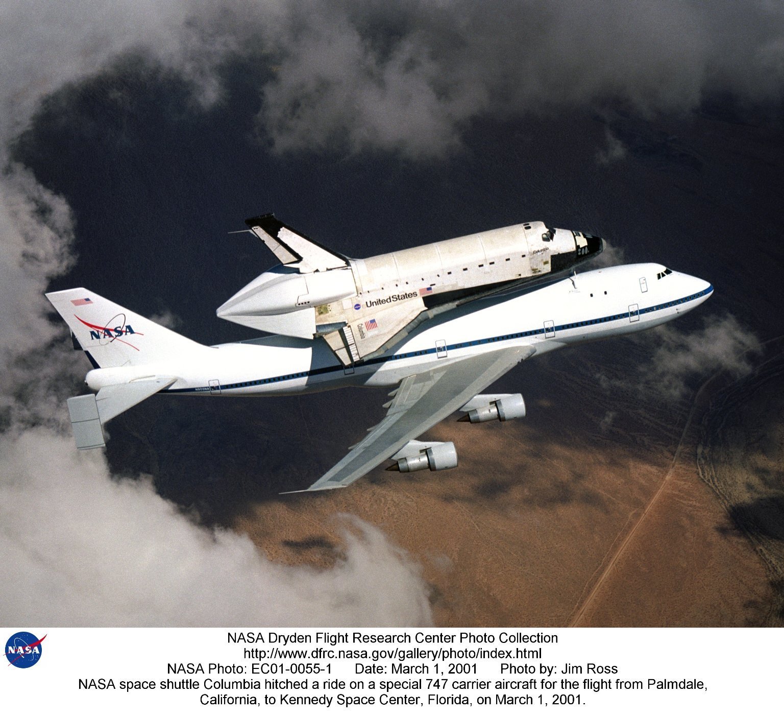 El transbordador Columbia siendo trasladado en vuelo a Florida. Foto: NASA - USAF
