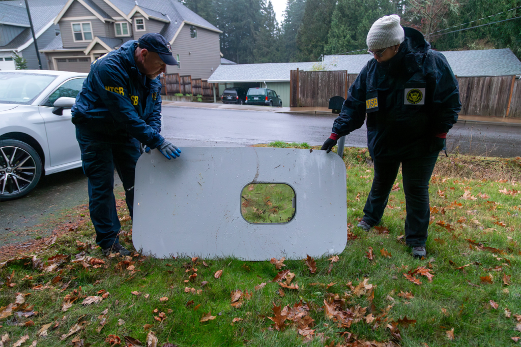 La NTSB ha recuperado el panel que cayó desde el 737 MAX9 de Alaska Airlines. Foto: NTSB