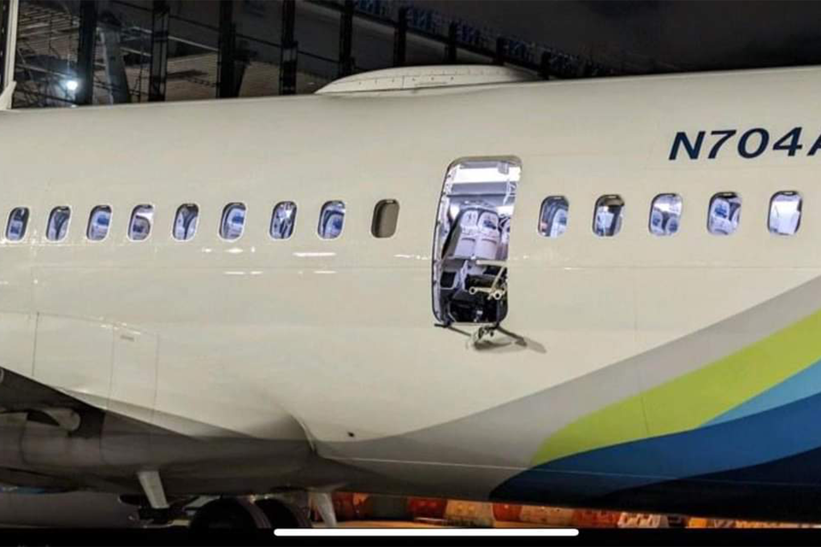 El Boeing 737 MAX9 de Alaska Airlines una vez en tierra sin la puerta. Foto: desconocido / redes sociales