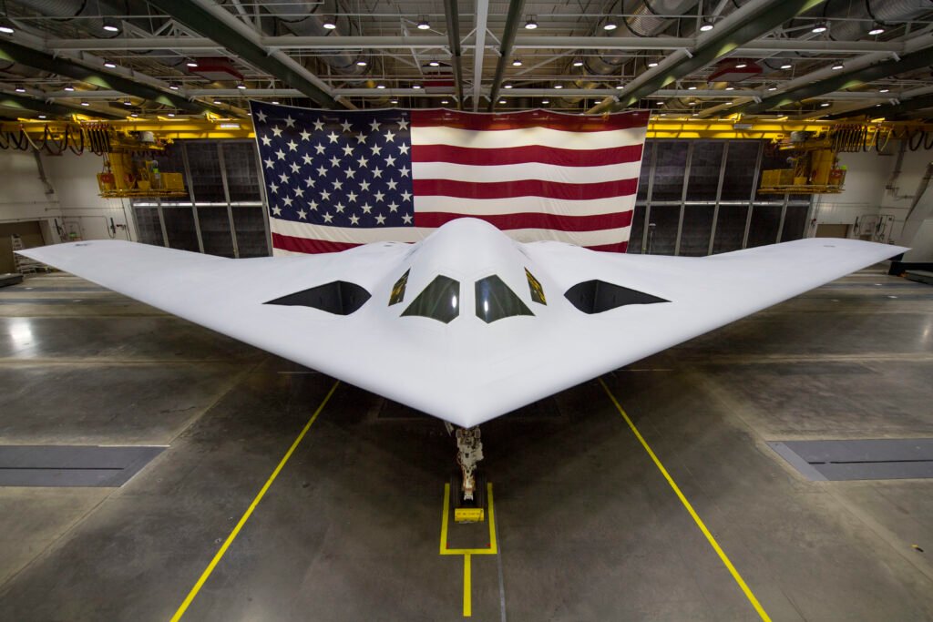 El primer prototipo del B-21 Raider de Northrop Grumman durante su presentación. Foto: USAF