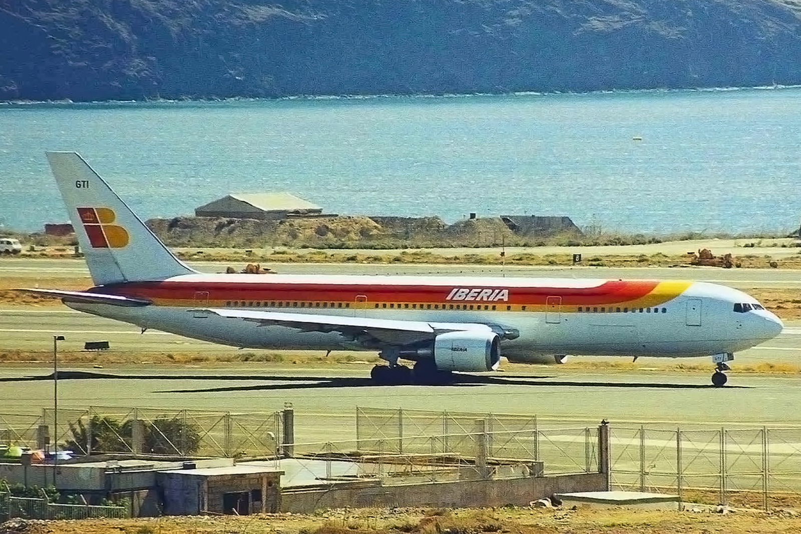 Uno de los dos únicos Boeing 767 que volaron para Iberia. Foto: Ken Fielding
