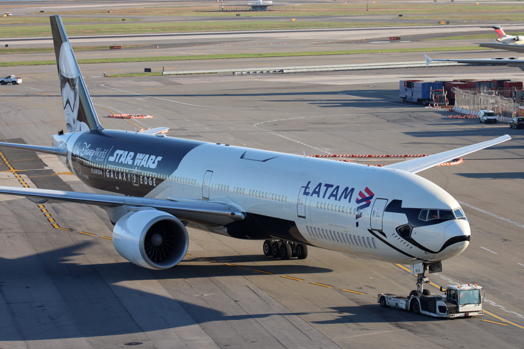 El Boeing 777-300ER de LATAM con librea de Star Wars. Foto: Corey Seeman