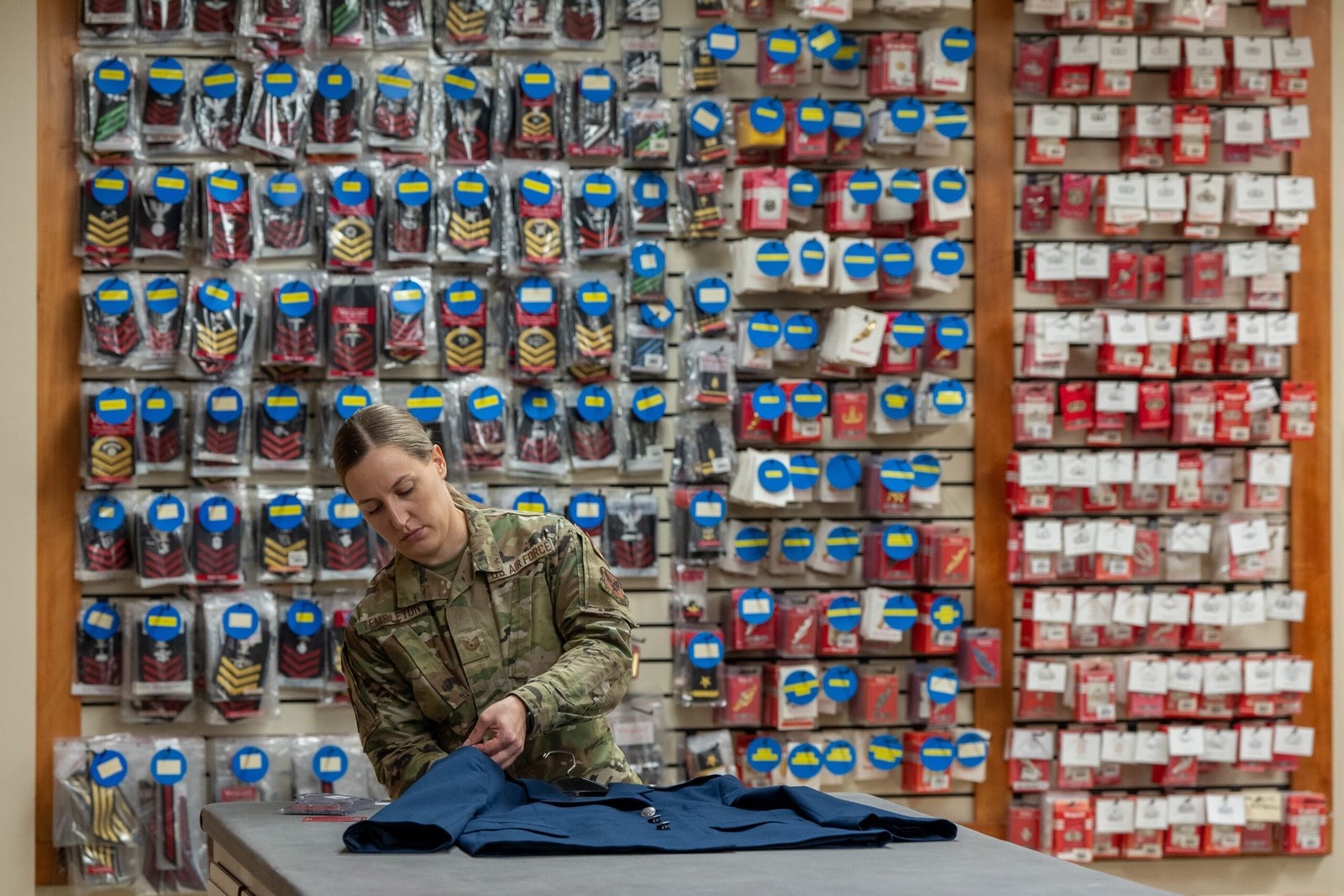 La sección de preparación de uniformes y banderas cuenta con todas las insignias de todos los ejércitos. Foto: Jason Minto