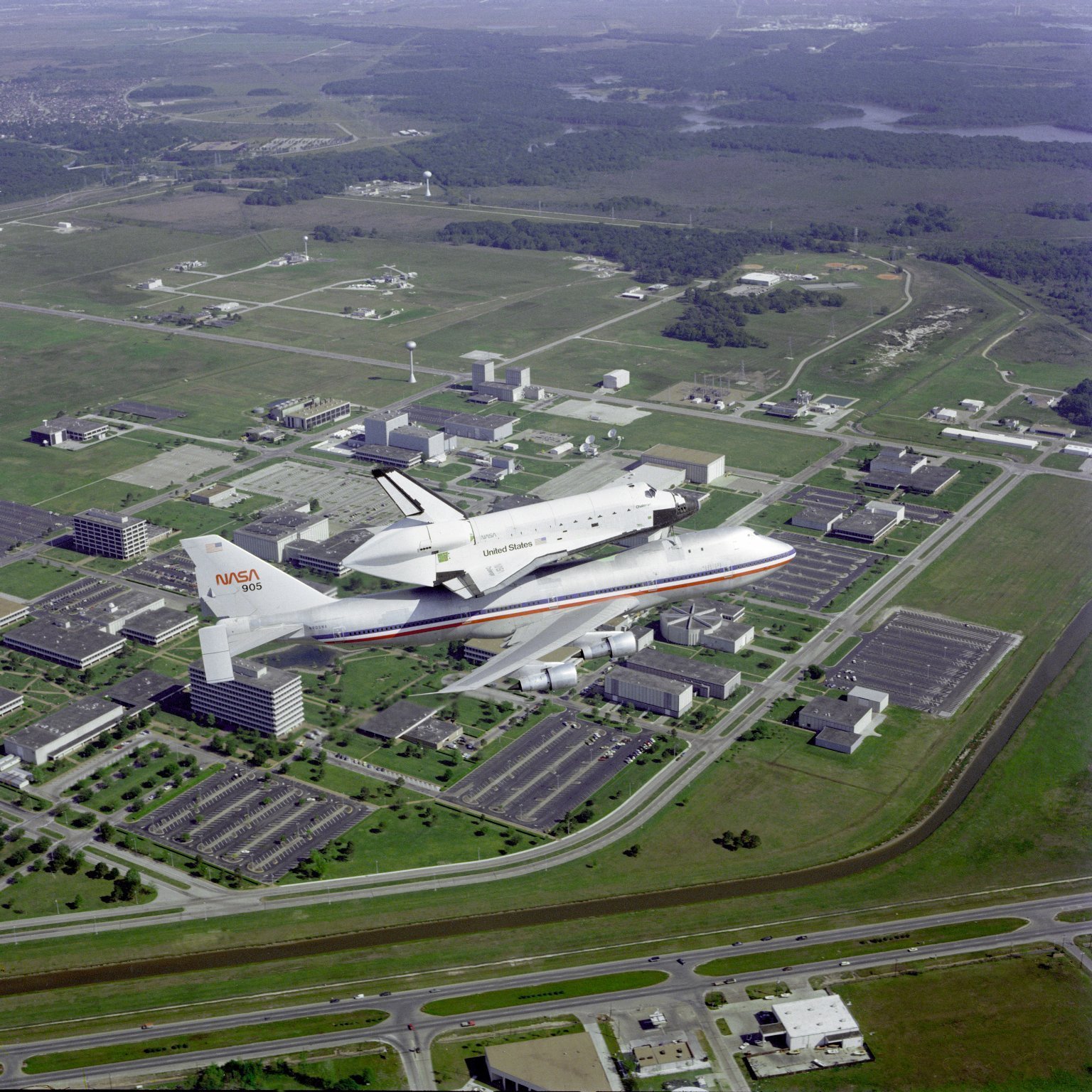 El Challenger sobrevolando el Centro Espacial Johnson de Houston a bordo de uno de los Boeing 747dela NASA de vuelta al Centro Espacial Kennedy en 1983. Foto: NASA