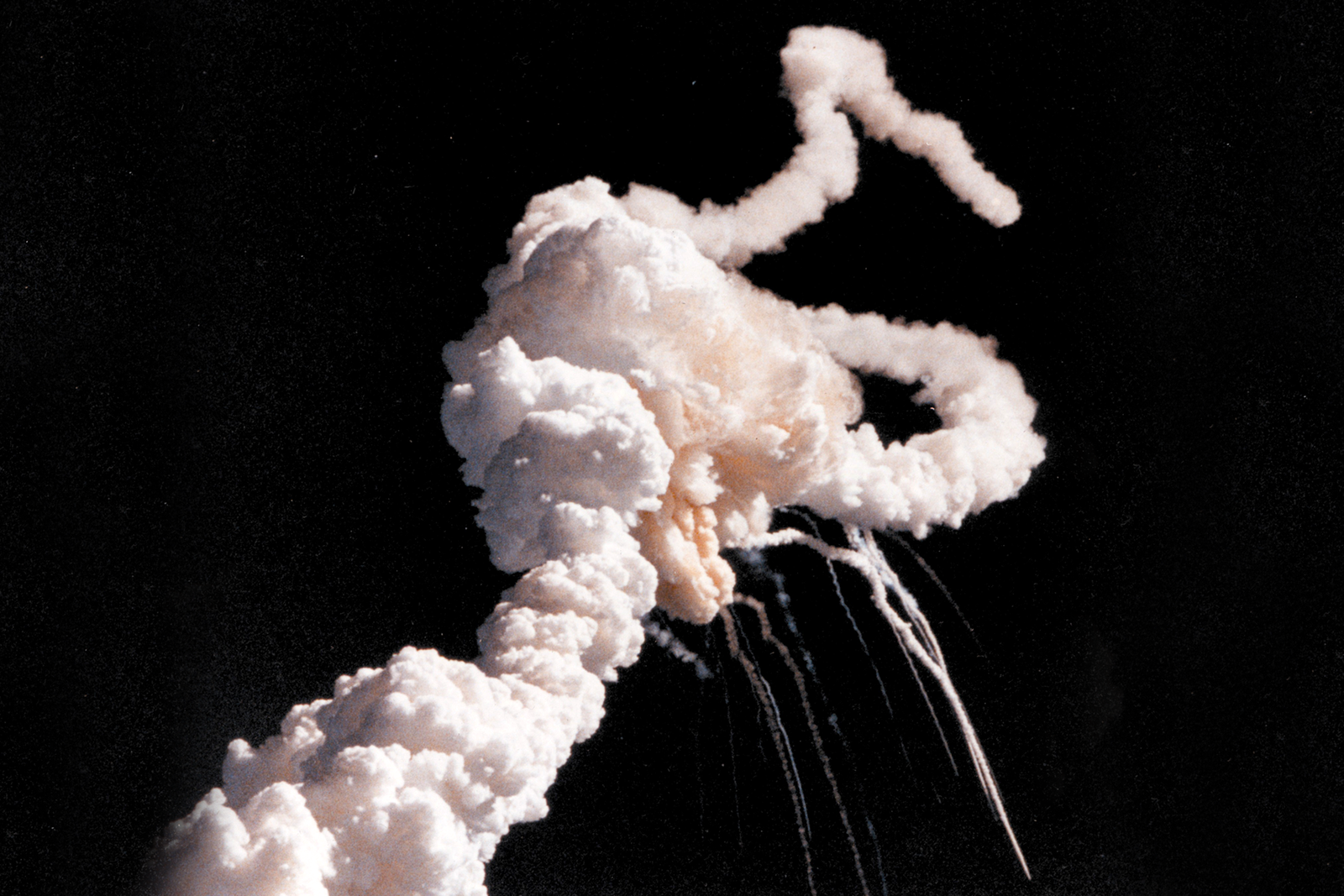 Instante inmediatamente posterior a la desintegración del depósito de combustible central del Challenger. Foto: Kennedy Space Center