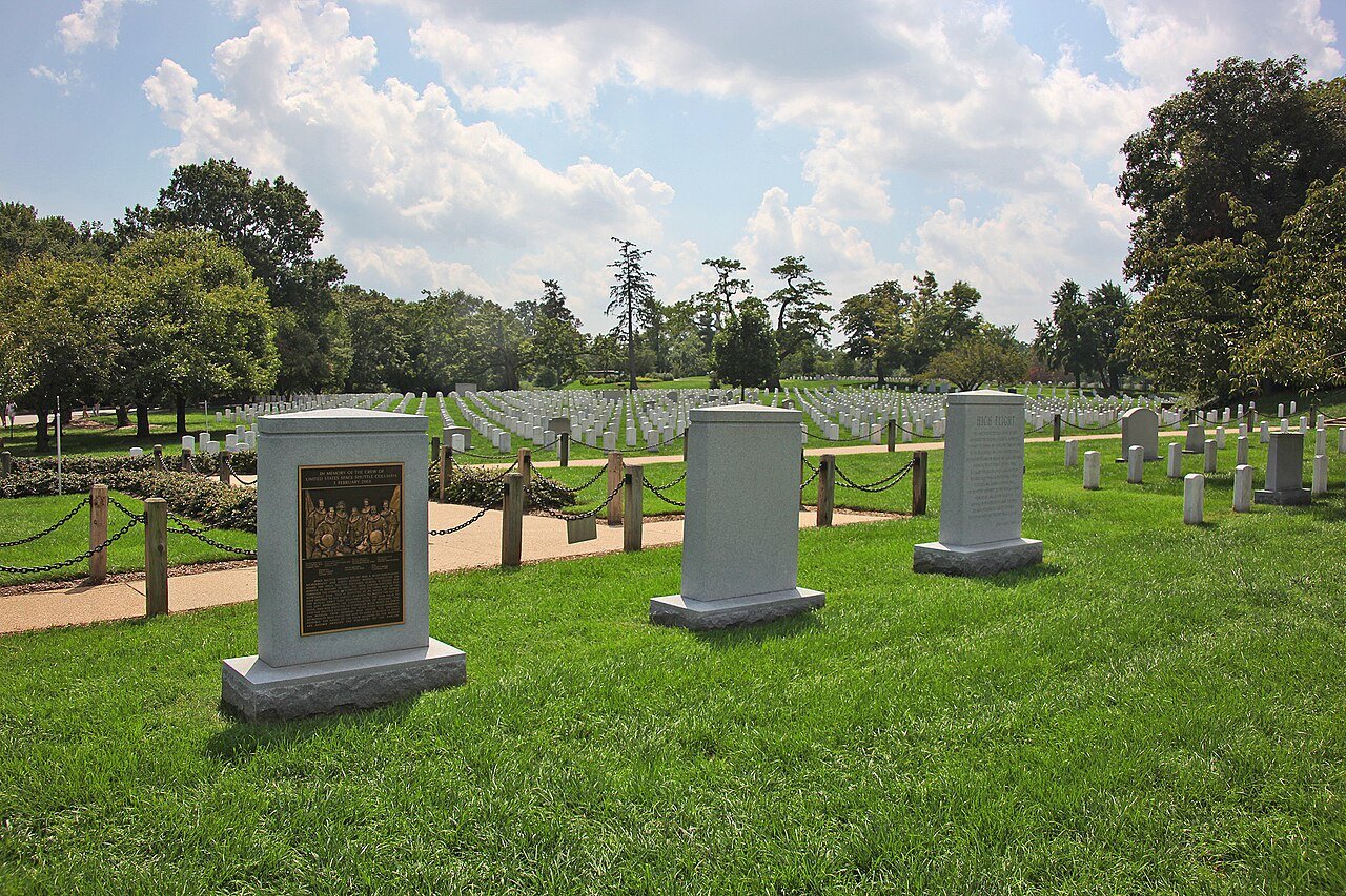 Memorial del accidente del Columbia (izquierda) junto al memorial de la misión de rescate de rehenes de Irán (centro) y el memorial del Challenger (derecha) en el cementerio de Arlington. Foto: Tim1965