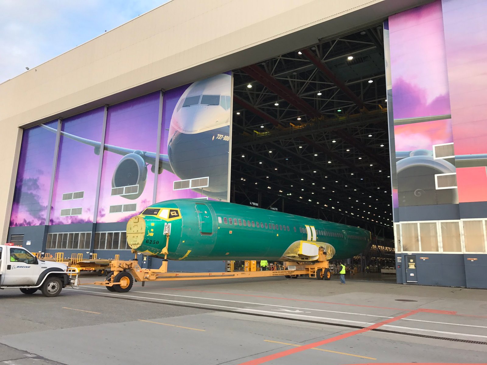 El primer fuselaje del 737 MAX 9 entrando a la línea de producción de Renton en 2018. Foto: Boeing