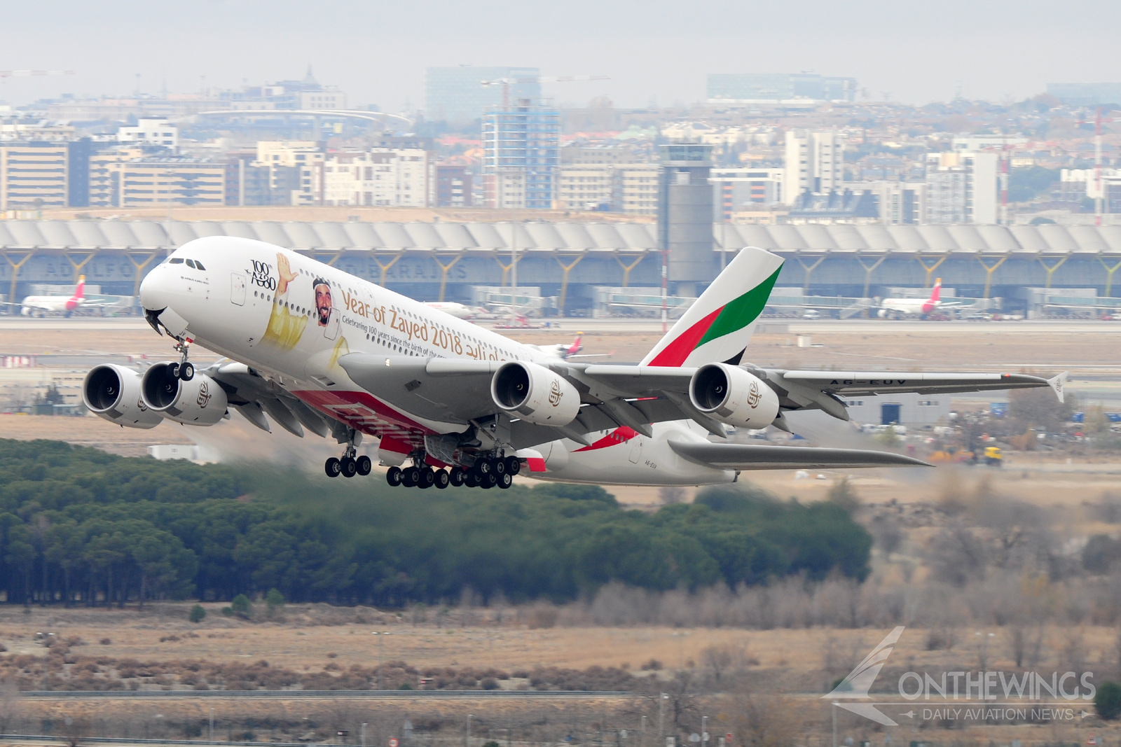 Airbus A380 de Emirates despegando desde el aeropuerto de Barajas.