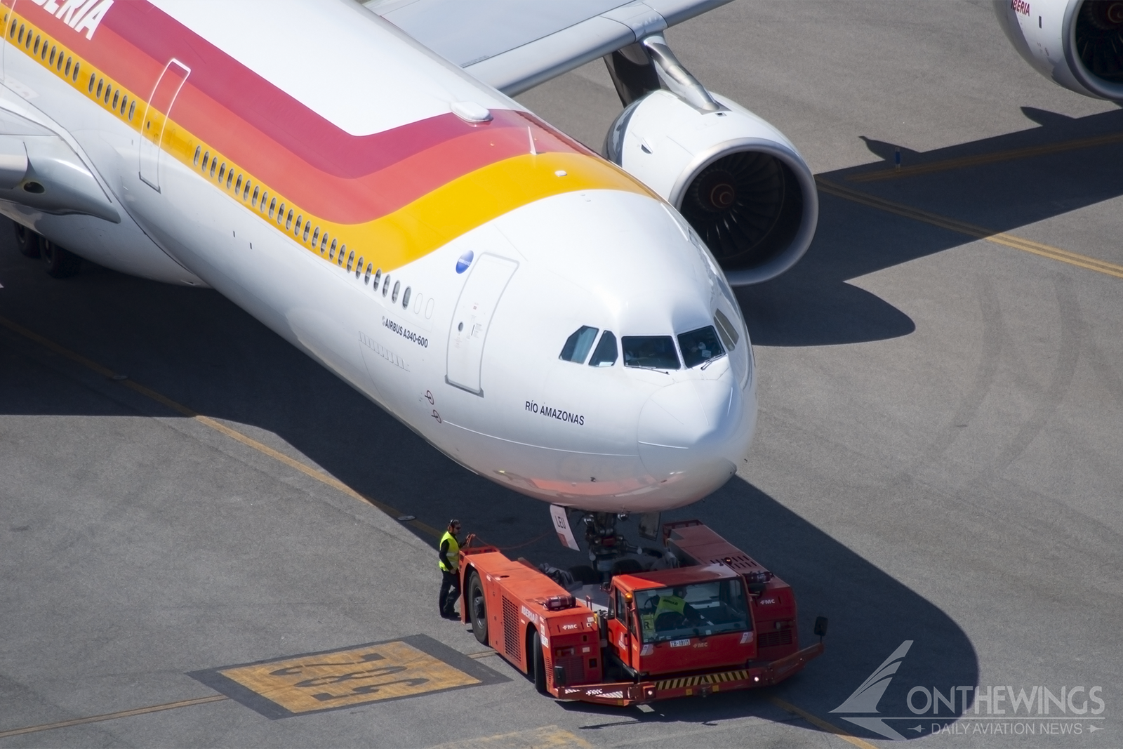 Uno de los antiguos A340-600 de Iberia siendo atendido por los equipos de handling de la compañía.