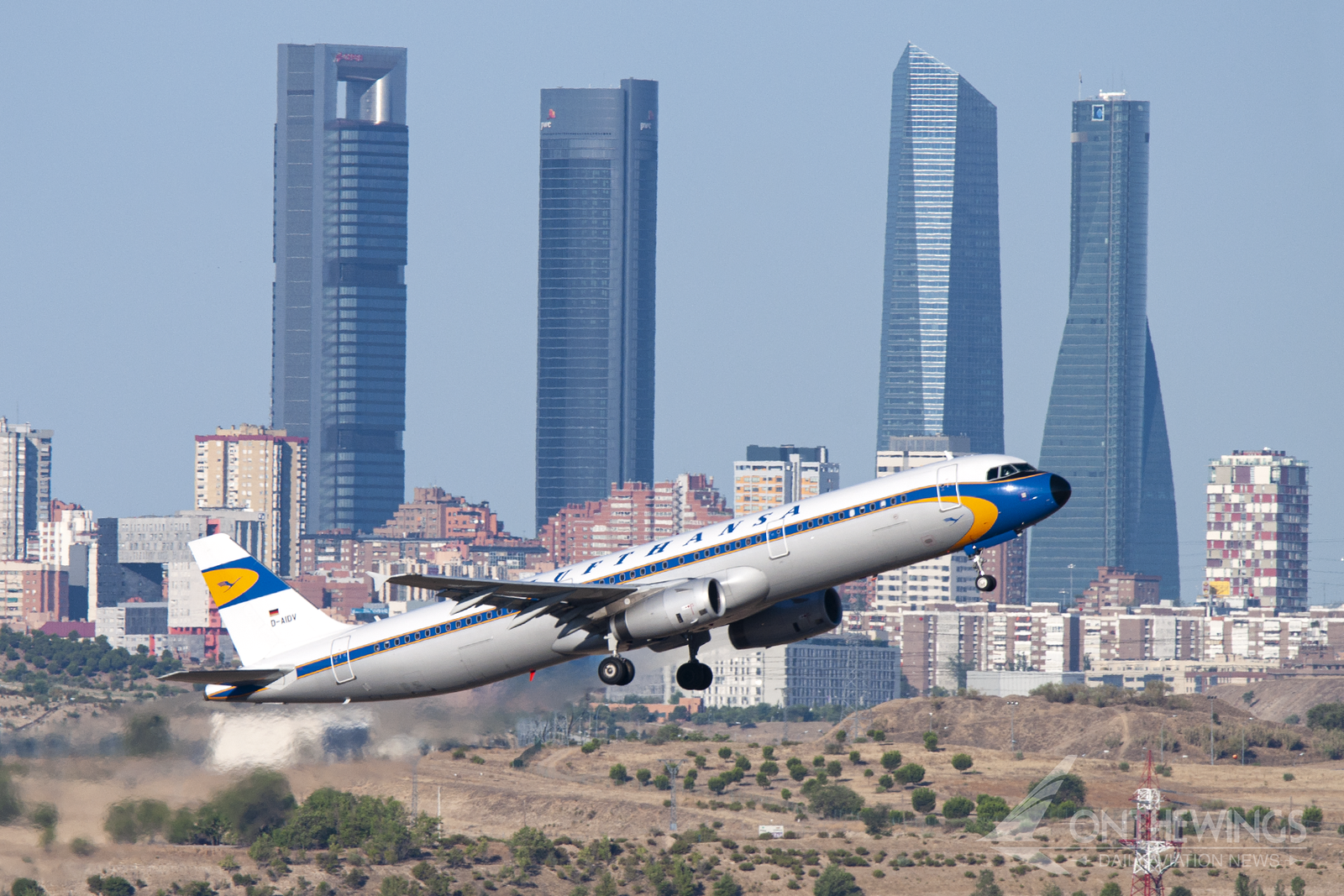El antiguo A321 retrojet de Lufthansa despegando desde Madrid.