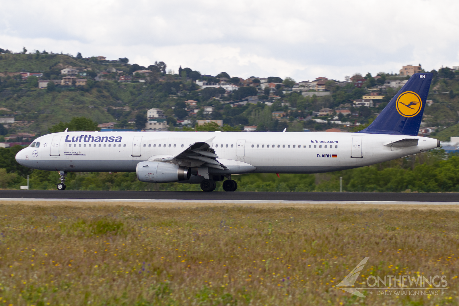 El D-AIRH, el A321 más antiguo activo, despegando desde Barajas. Actualmente luce la nueva librea de la compañía.
