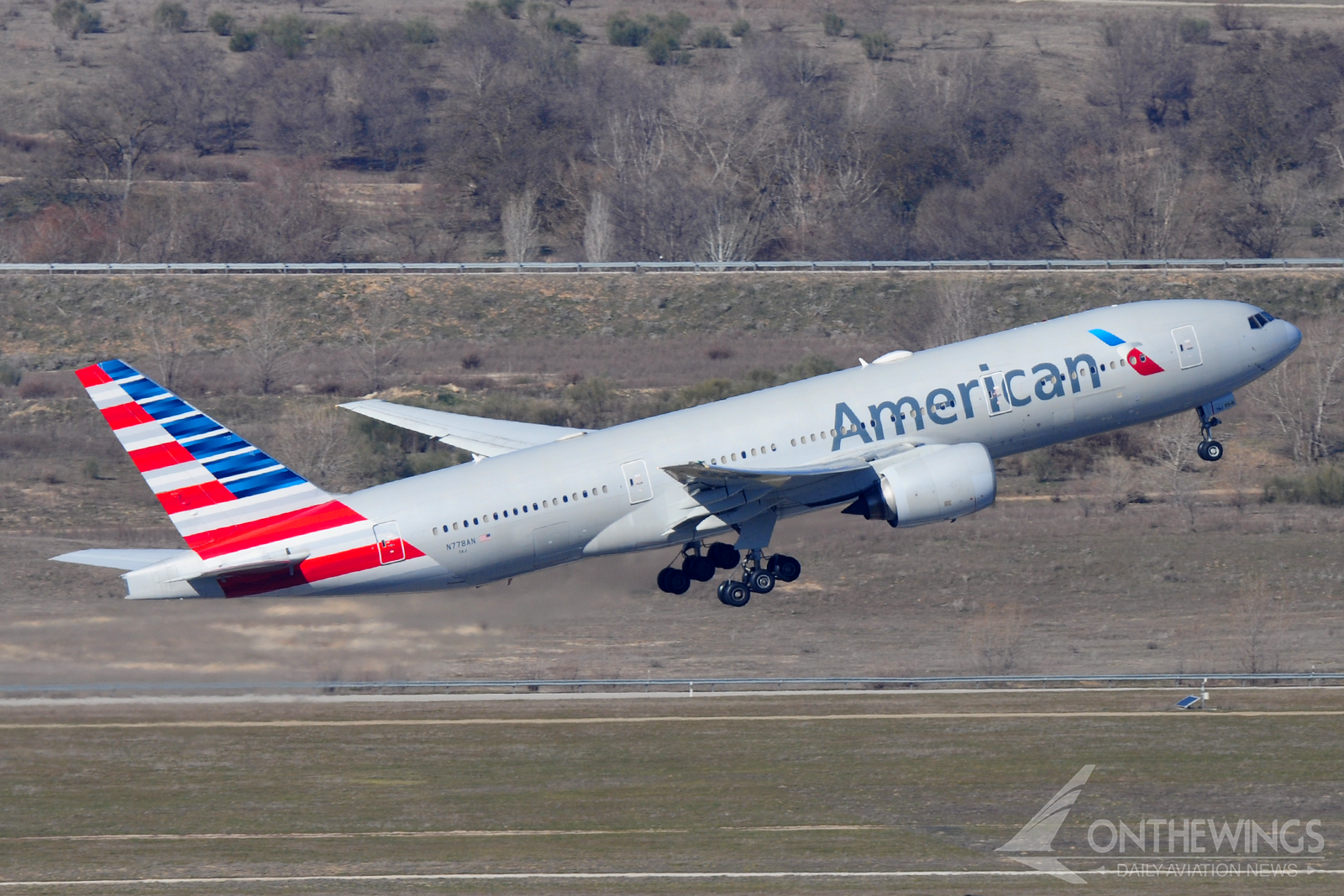Un Boeing 777-200ER de American Airlines despegando desde Madrid.