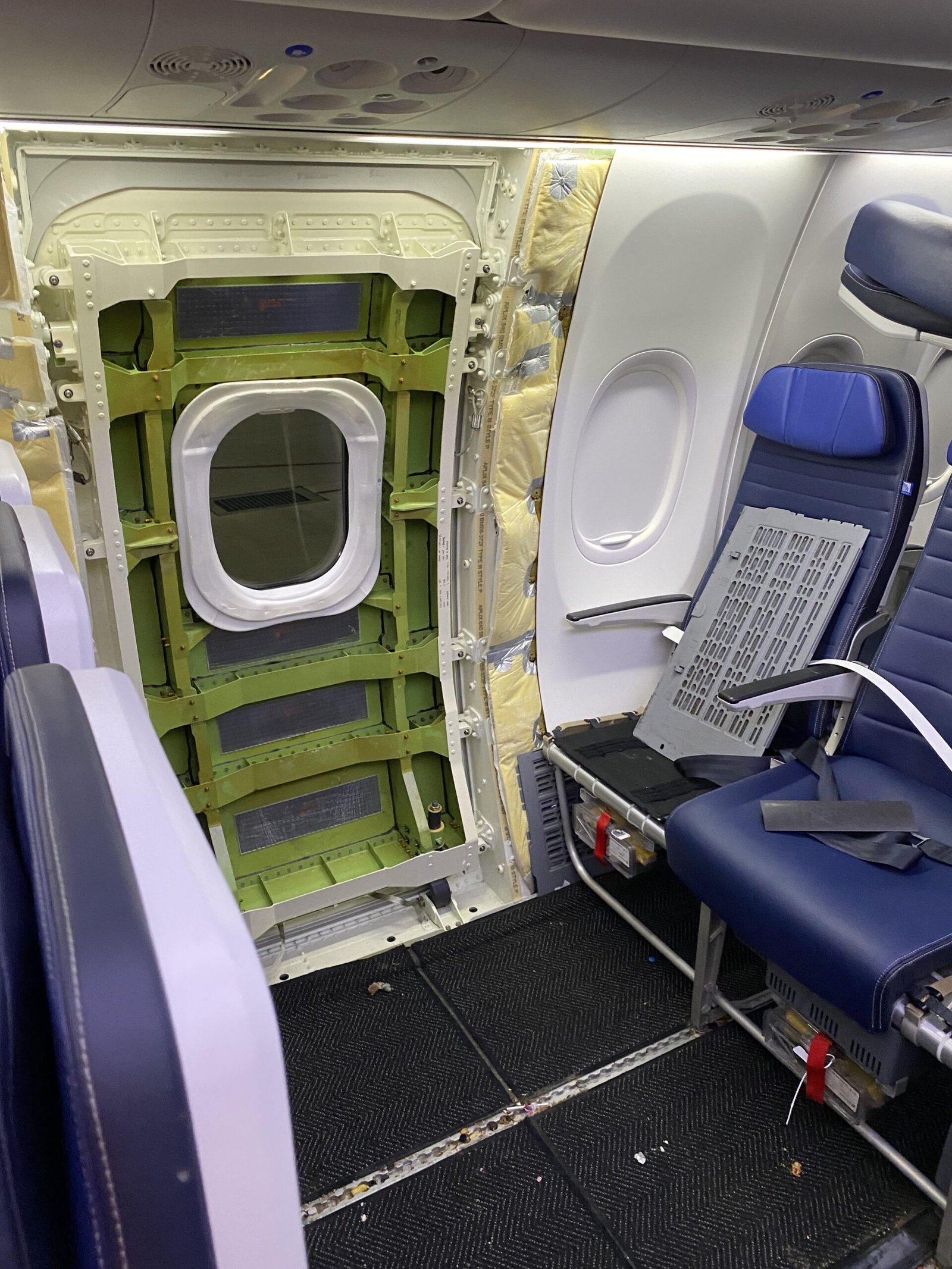 Inspección interior del panel afectado en un Boeing 737 MAX 9 de United Airlines. Foto: desconocido / rrss