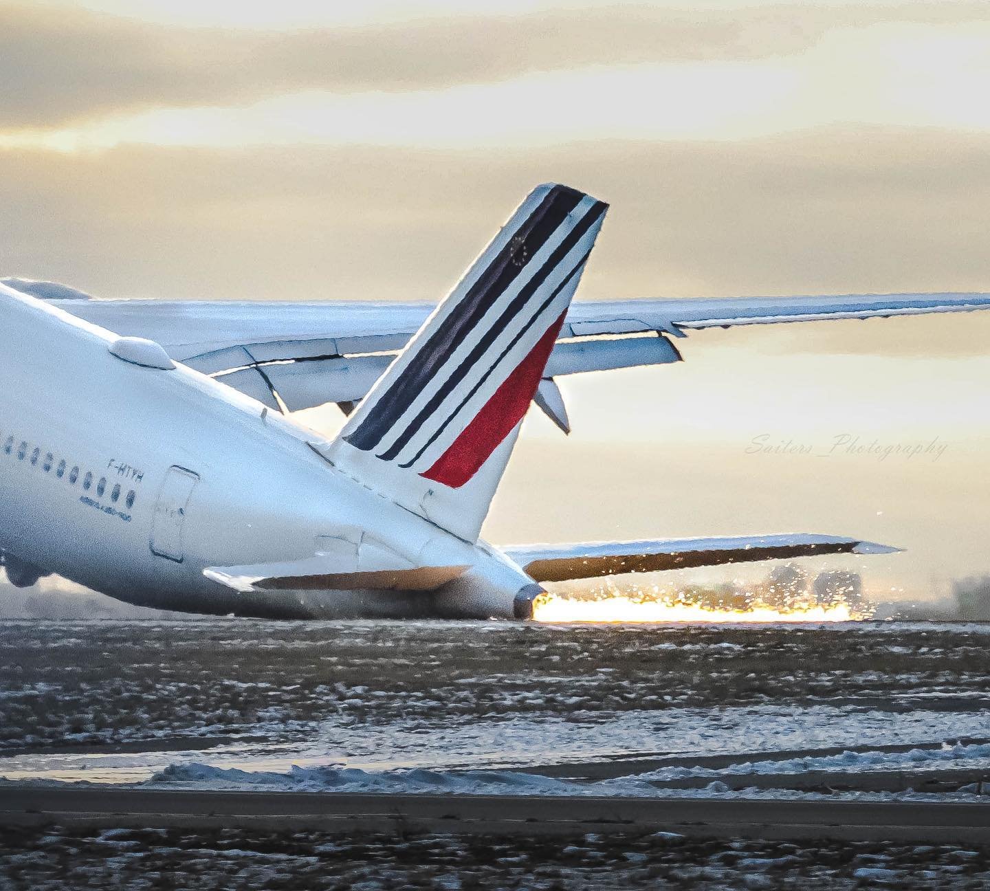 Momento exacto en el que el Airbus A350 de Air France sufría un tailstrike en Toronto captado por Anthony Saiters.