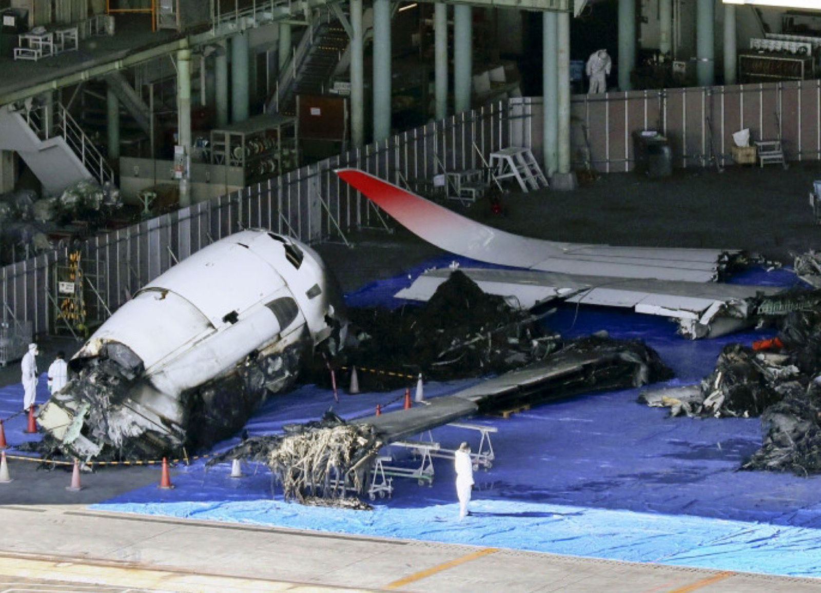 Los restos del A350-900 de JAL en uno de los hangares del aeropuerto Haneda de Tokio