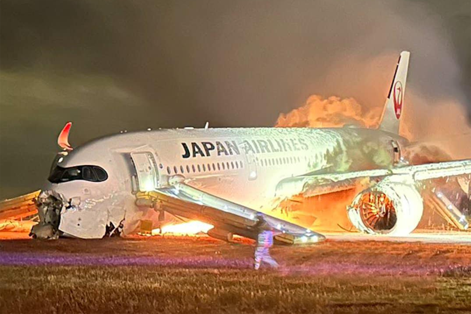 Primeros instantes después del accidente del A350 de JAL con el DASH 8 de la Guardia Costera