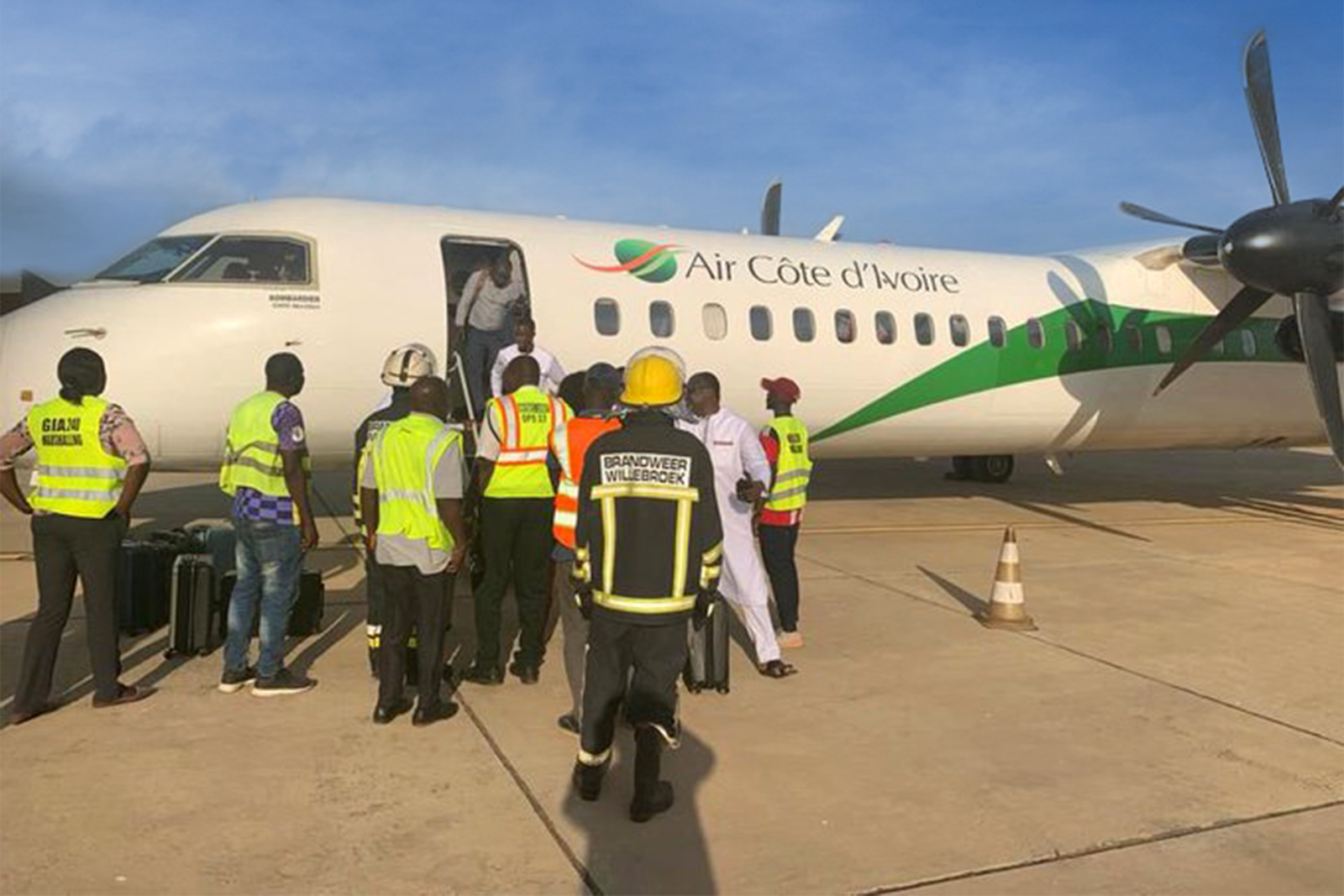 Los equipos de emergencia esperaban al avión a su regreso a Banjul, en Gambia