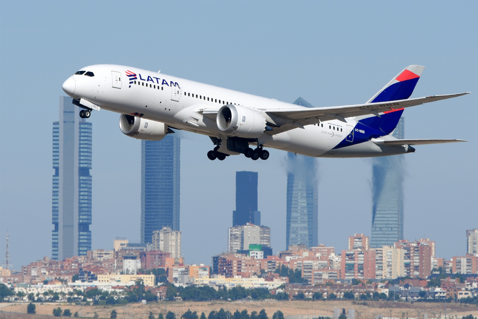 LATAM además ha cambiado la operativa de la ruta utilizando el 787-8. Foto: Alberto González Díaz.