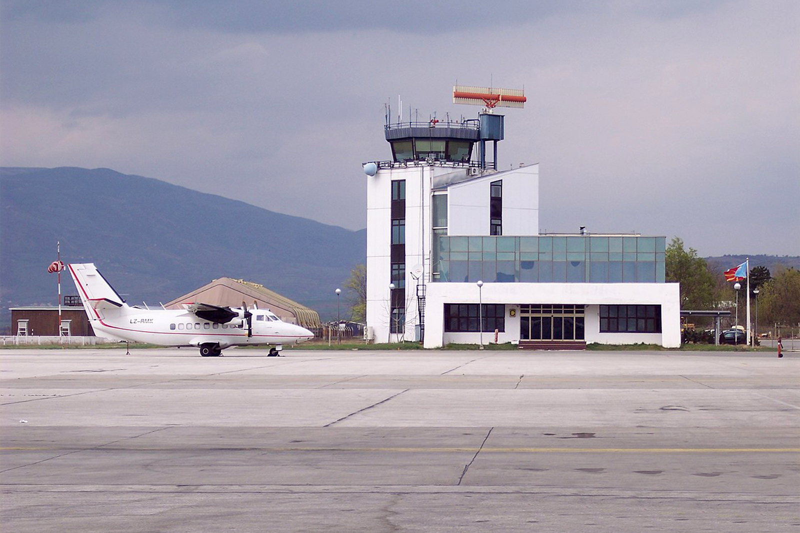 Torre de control del aeropuerto de Skopie donde atacaron al controlador aéreo. Foto: Kayhan Ertugrul