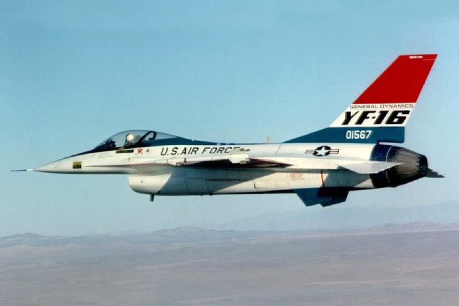 El primer F-16, denominado como YF-16, en vuelo. foto: General Dynamics (Lockheed Martin)