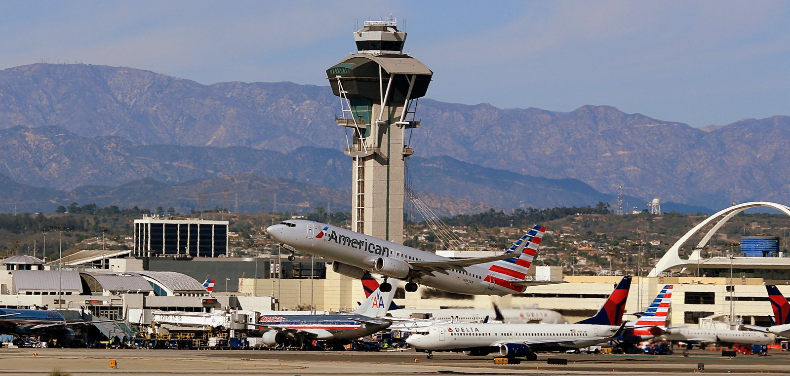Boeing 737-800 de American Airlines despegando desde el aeropuerto de Los Ángeles. Foto: Motox810