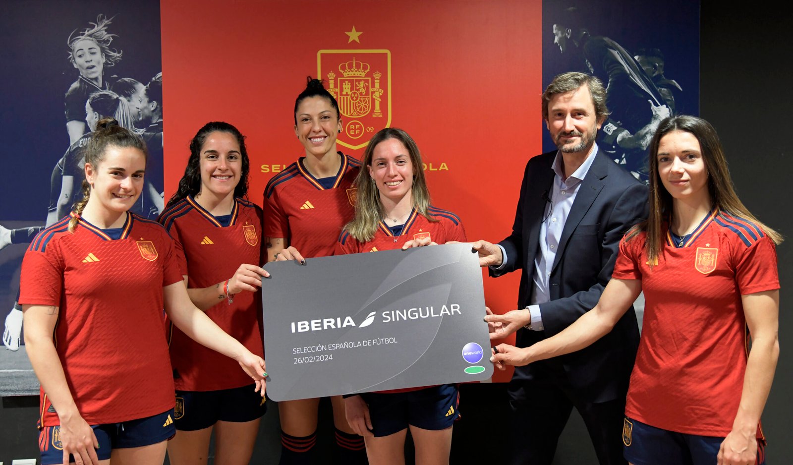 Acto de entrega de la tarjeta Singular a una representación de la Selección que ganó el mundial de 2023. Foto: Iberia