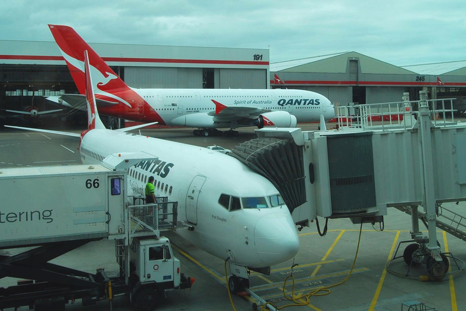 Boeing 737 y Airbus A380 de Qantas. Foto: Long Zheng