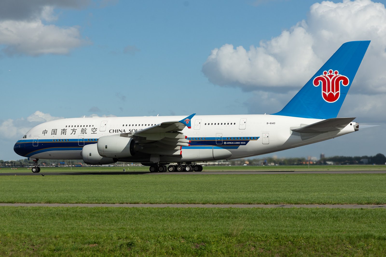 El A380 bajo su registro original en el aeropuerto de Schiphol. Foto: Gerard van der Schaaf