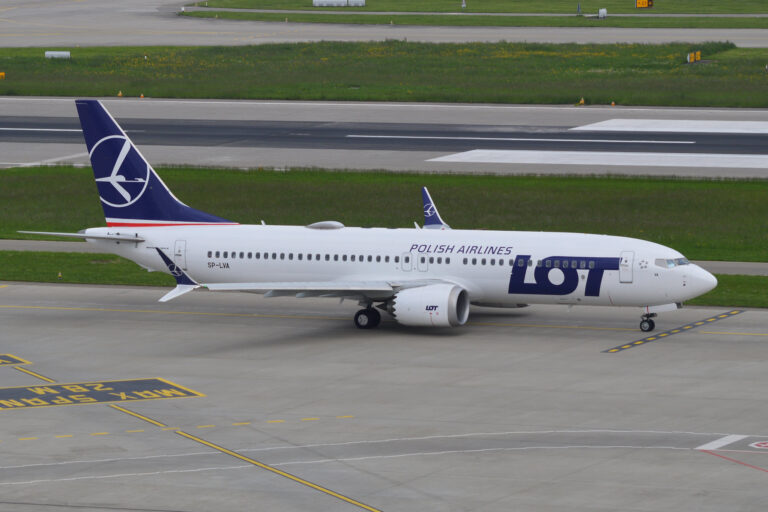 Uno de los Boeing 737 MAX 8 de LOT. Foto: Alan Wilson