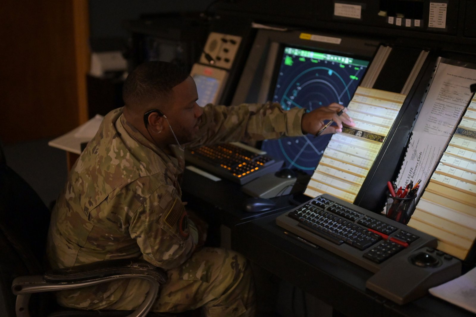 Controlador militar del centro de Lajes. Imagen para ilustración. Foto: USAF John R. Wright