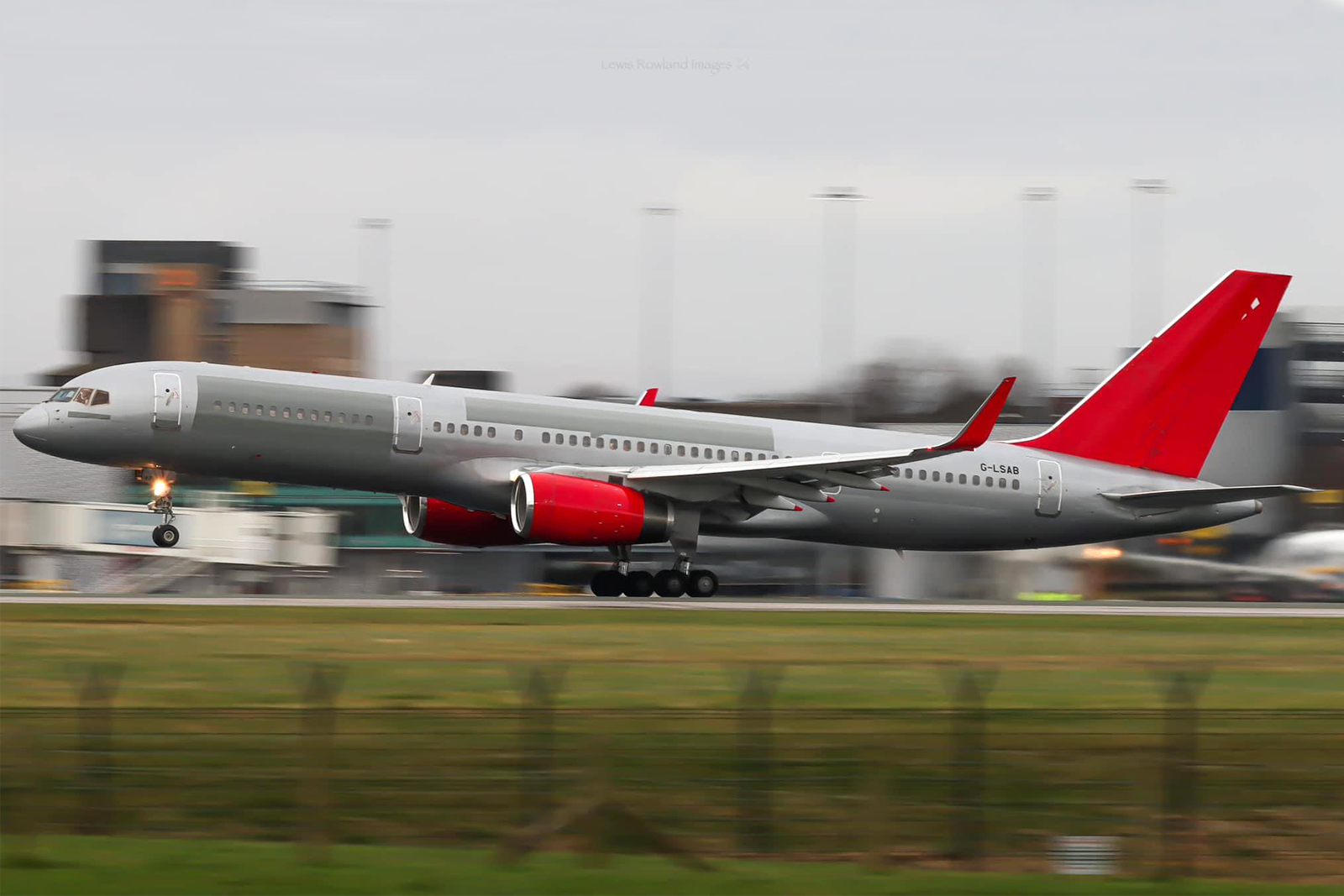El Boeing 757-200 de Jet2 despegando por última vez desde Mánchester. Foto: Lewis Rowland - Jet2
