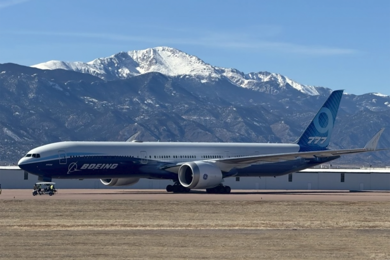 El Boeing 777-9X previo a una de sus pruebas de vuelo. Foto: Colorado Springs Airport