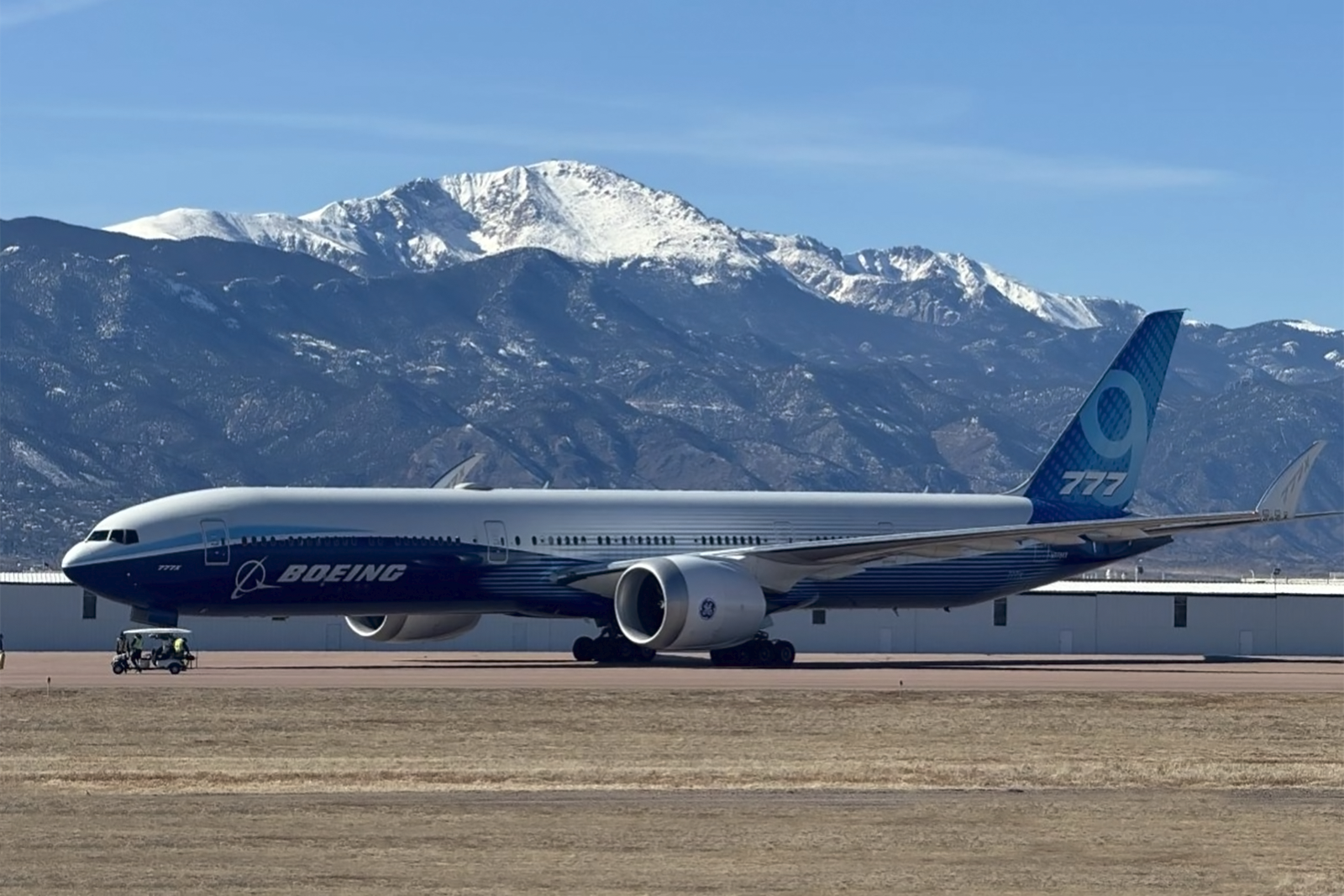 El Boeing 777-9X previo a una de sus pruebas de vuelo. Foto: Colorado Springs Airport