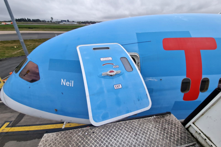 Daños en el Boeing 787 de TUI. Fotos: desconocido / rrss