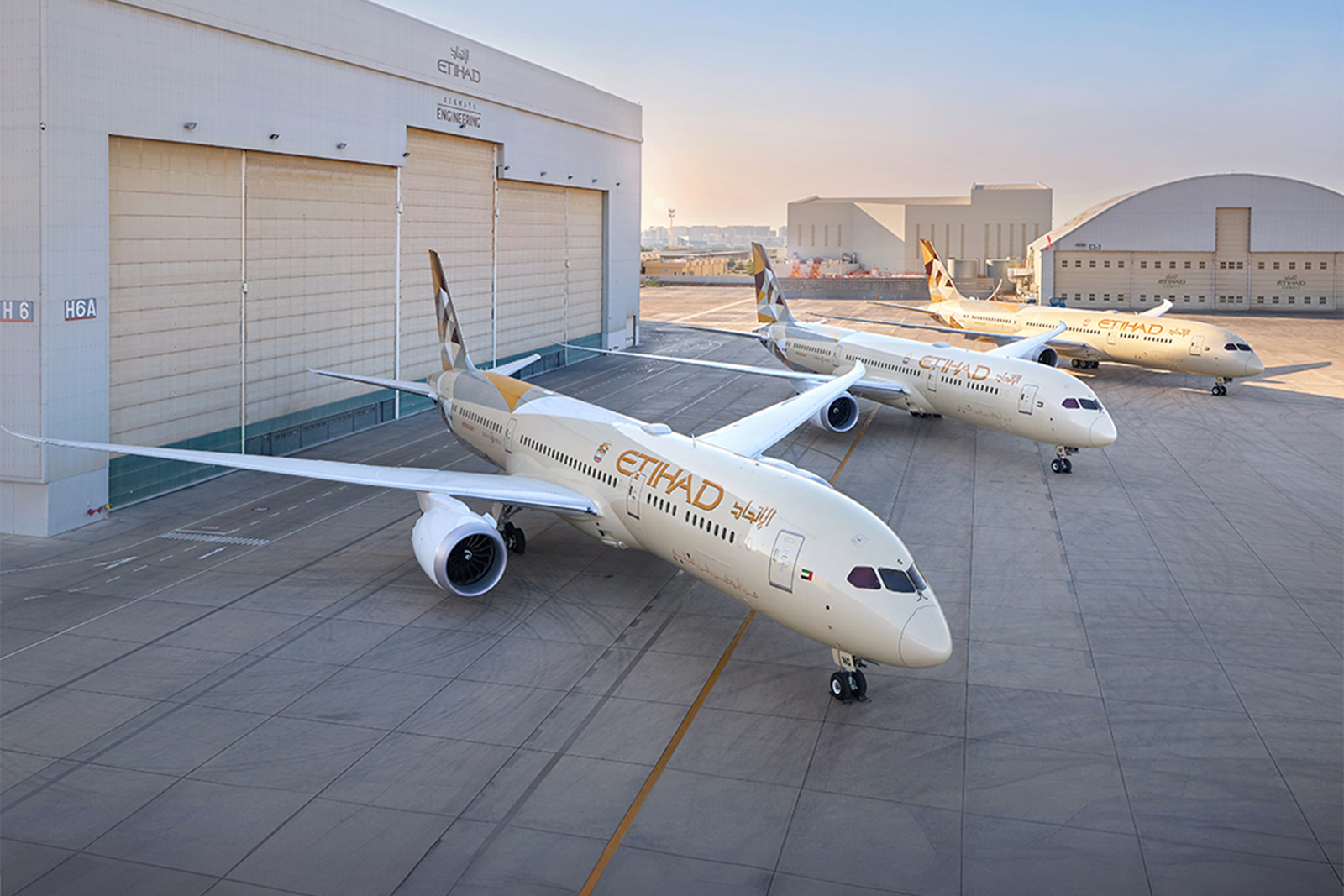 Los tres nuevos 787 que ha recibido la compañía delante de sus instalaciones en Abu Dhabi. Foto: Etihad Airways