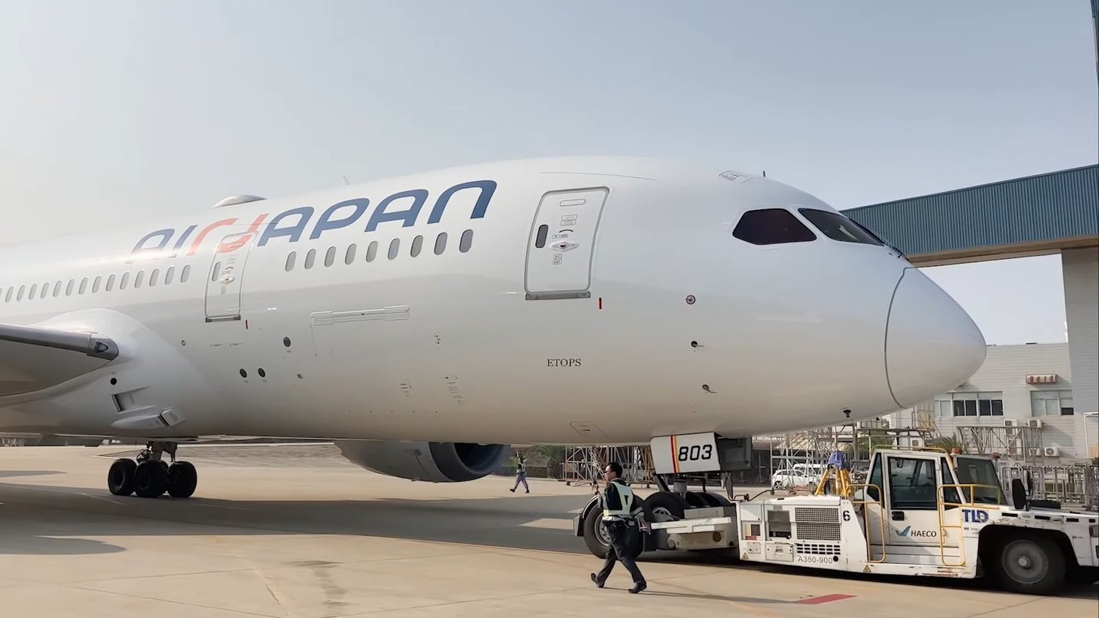 El primer Boeing 787 de AirJapan saliendo del hangar de pintura de ANA. Foto: AirJapan