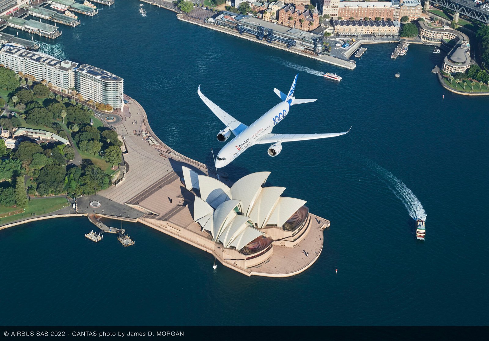 El A350-1000 de Airbus sobrevolando Sídney durante su visita a Qantas para presentar el Proyecto Sunrise y el A350-1000ULR. Foto: Airbus