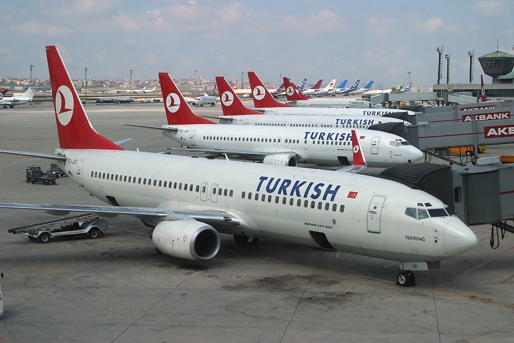 El Boeing 737-800 TC-JGE en primer plano en el aeropuerto de Estambul. Foto: Konstantin von Wedelstaedt