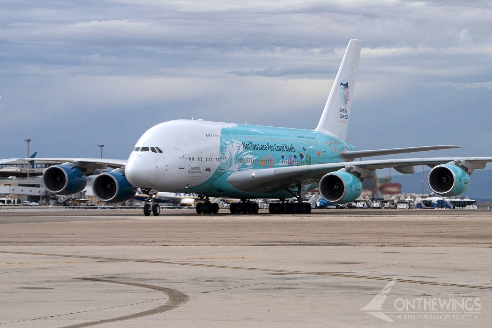 El A380 9H-MIP tenía una pintura especial a cada lado en favor de los arrecifes de coral.