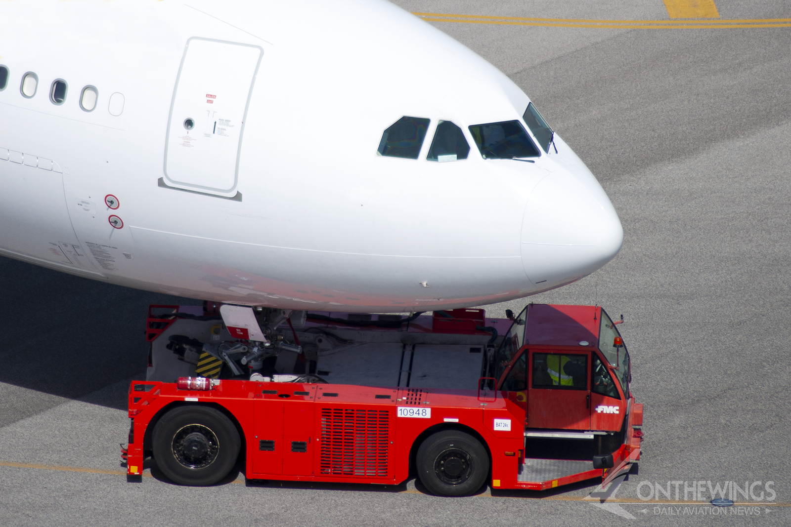 El avión que atropelló al trabajador en avión estaba siendo remolcado por el aeropuerto de Hong Kong. Foto ilustrativa.