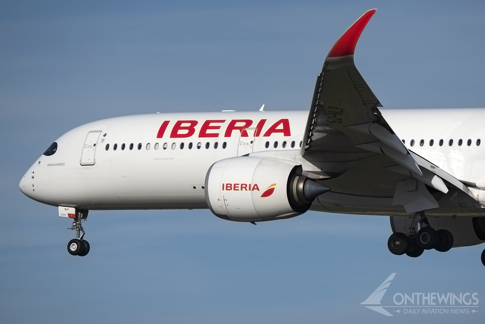 Airbus A350-900 de Iberia aterrizando en Barajas.