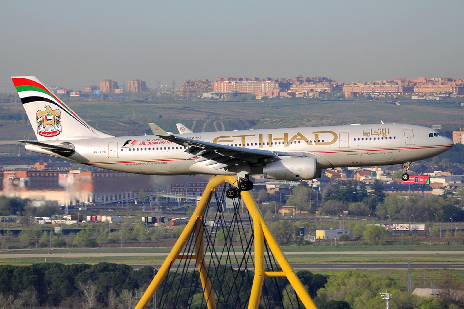 El A6-EYR cuando volaba para Etihad Airways. Foto: Alberto González.