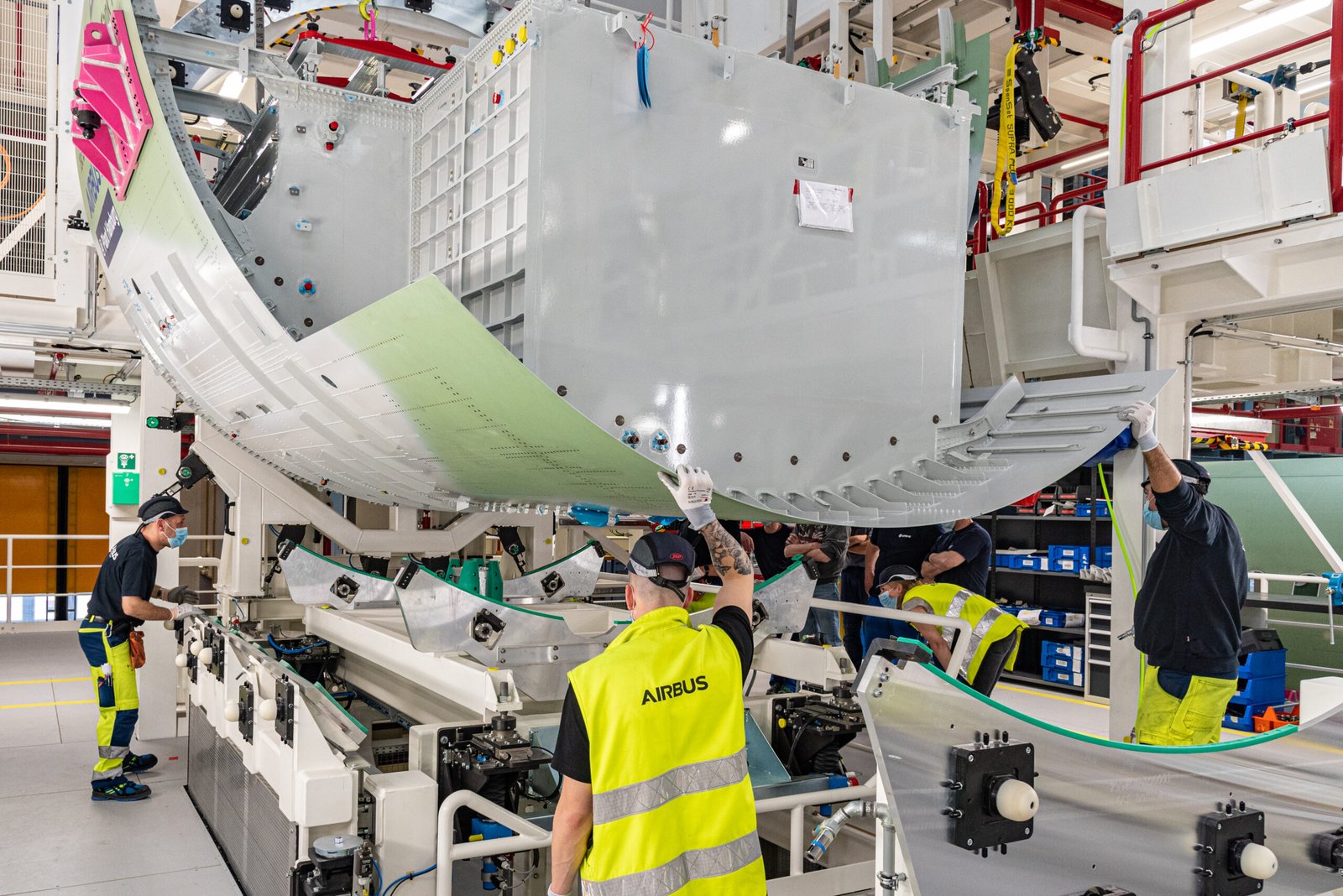 Instalación del primer tanque central del A321XLR. Foto: Airbus