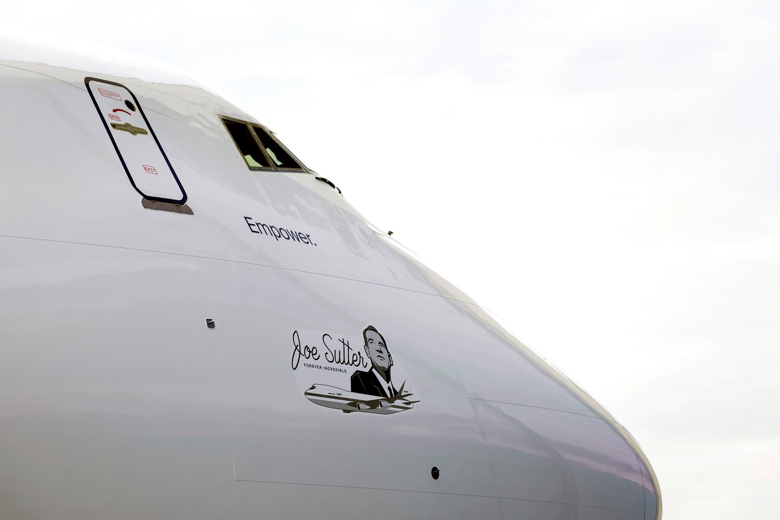 Detalle de la parte delantera del último 747 fabricado, con el recuerdo para Joe Sutter